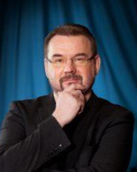 Seppo Poutanen_standing by blue wall