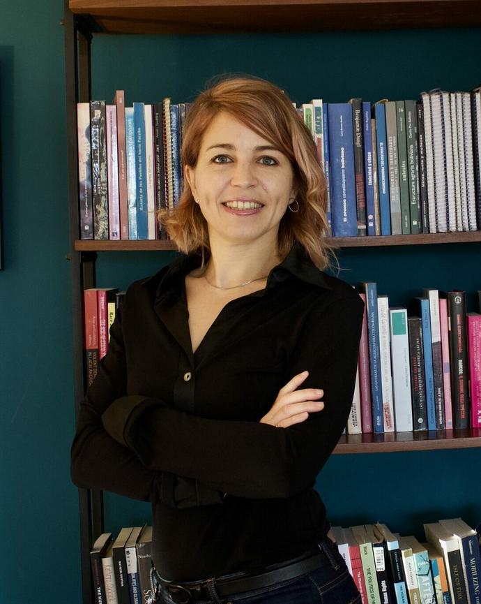 Headshot of Lorenza Fontana in front of a bookshelf