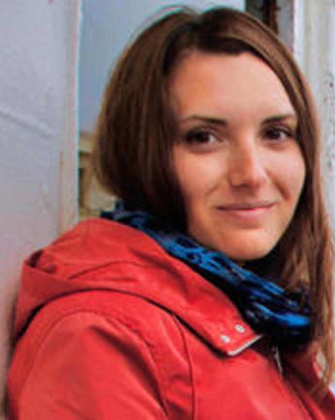 Headshot of Melike Arslan in front of a building