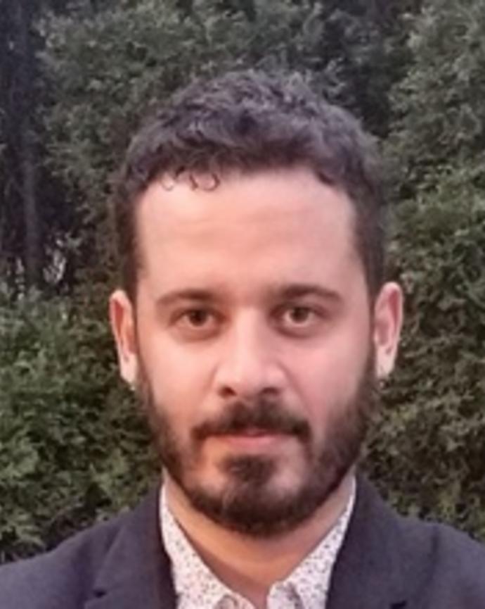 Headshot of Ruy de Deus e Mello in front of greenery