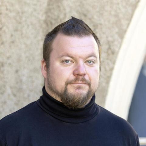 Jarmo Kallunki Headshot in front of a building 