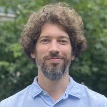 Headshot of Jonathan Mijs in front of a tree